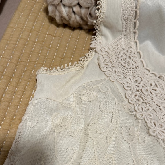 Elegant Cream Lace Dress - Picture 3 of 5